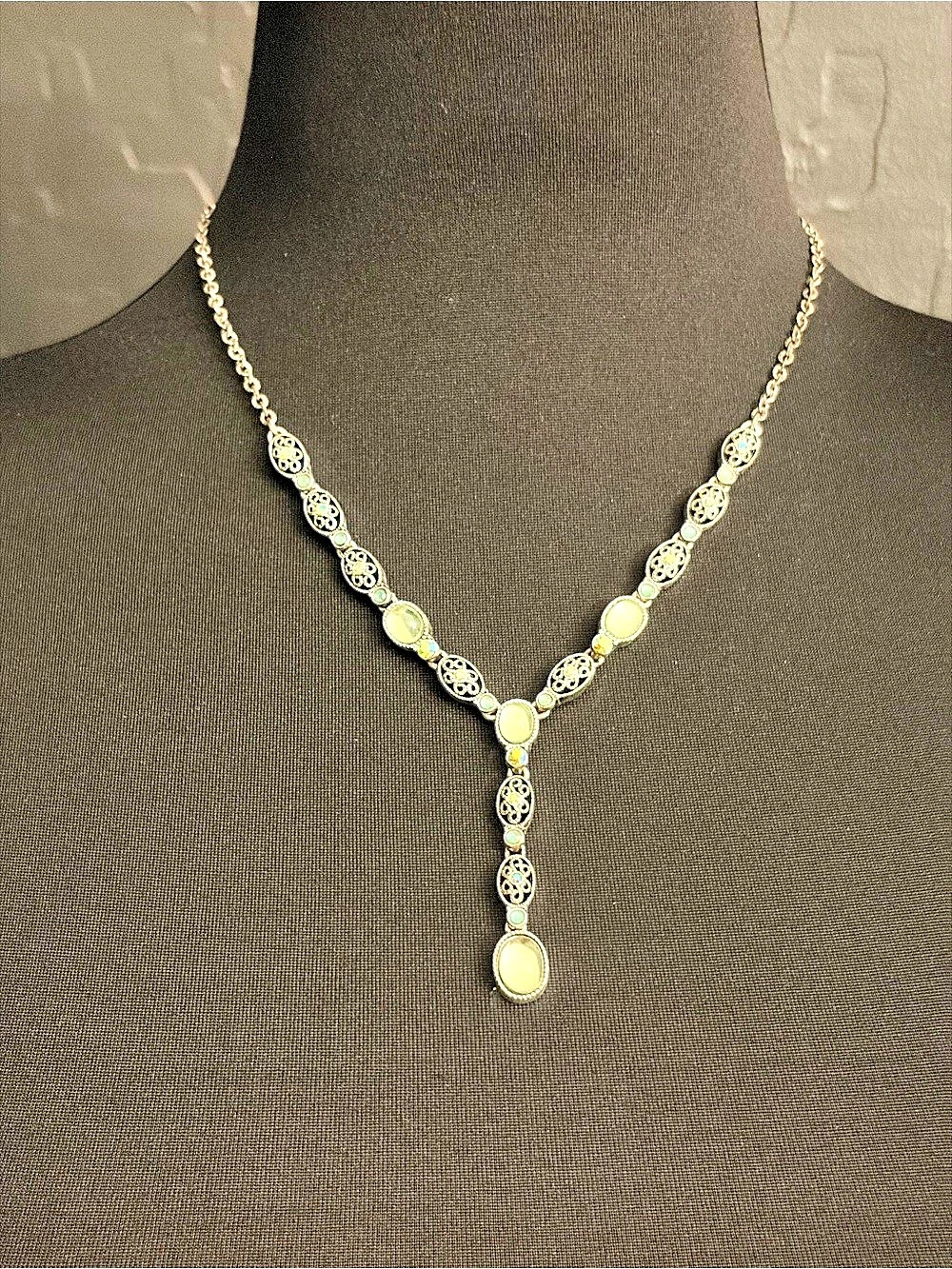 Filigree Pendant Necklace in Gold & Green Like New